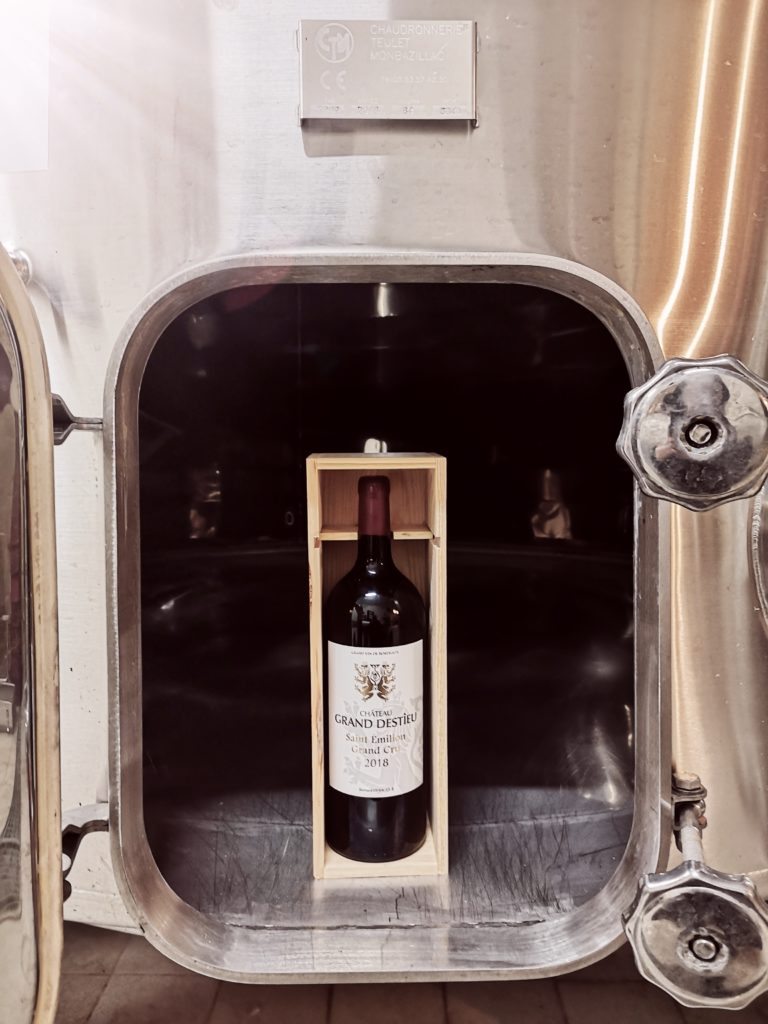 Bouteille Grand Destieu dans une cuve Inox